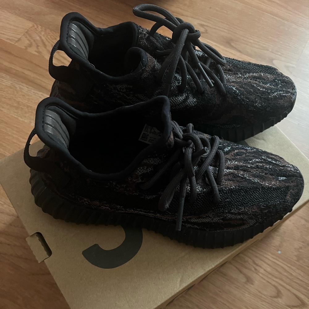 Yeezy Mv2 rock size 5.5 in mens unisex converse to a womens size 7